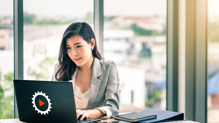 A ReadyWorks tech guides new users through the ReadyWorks online tools and applications